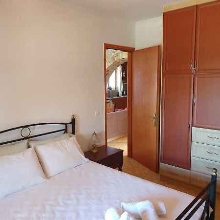 Nireas : Stone Villa Orthoniaí Esterno foto