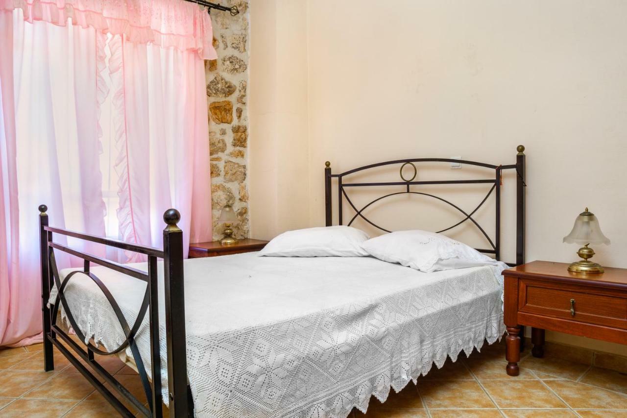 Nireas : Stone Villa Orthoniaí Esterno foto