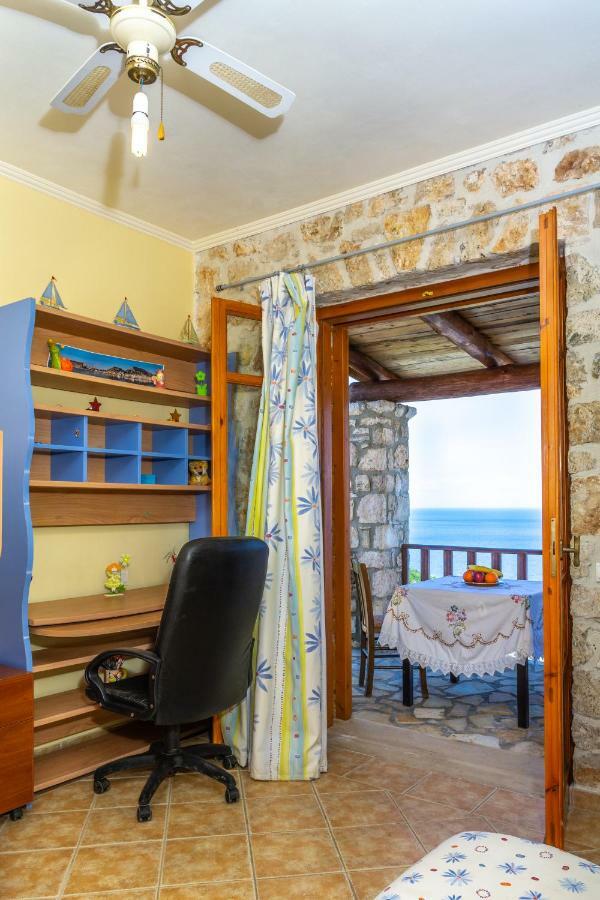 Nireas : Stone Villa Orthoniaí Esterno foto